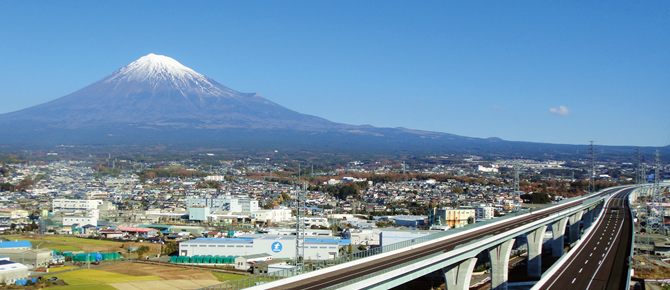 写真：高速道路から見える富士山