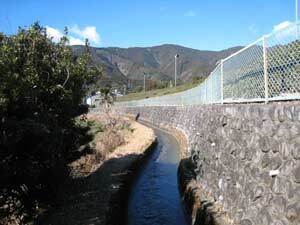 写真：地区内を流下する地名用水