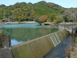 写真：池の余水吐（よすいばけ）