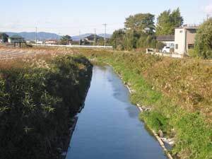 写真：堰間に於ける水路の状況