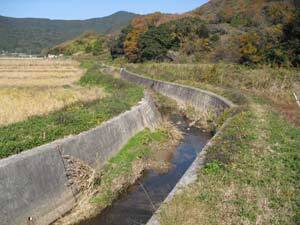 写真：ため池の水源となる水路