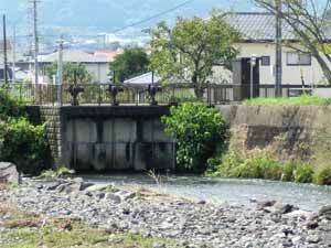 写真：潤井川上流から水門を望む