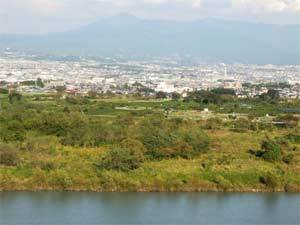 写真：東名高速富士川SAから望む雁堤