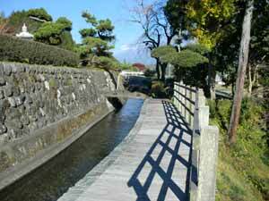 写真：延命寺前用水路と散策道