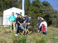 写真：草刈や植樹作業、散策路への丸太階段の設置、野鳥の巣箱製作と設置作業3