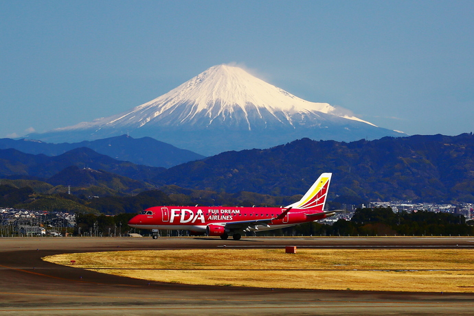 写真：富士山と航空機