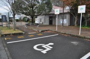 写真：愛鷹広域公園の車いす利用者用駐車場