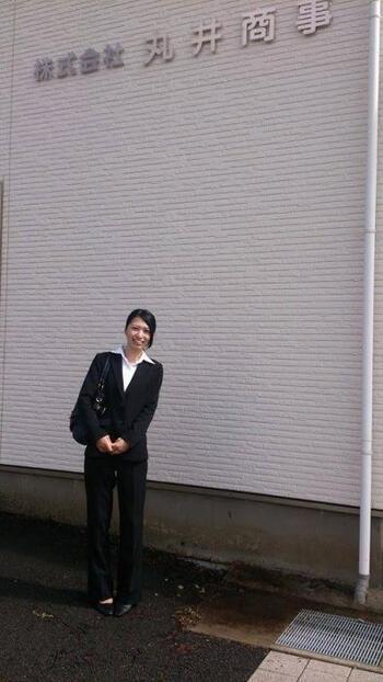 写真：筆者の田代恵理さん（丸井商事さんの社屋前）