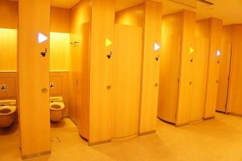 写真：トイレ個室の空室ランプ（各個室にランプがついていて空室はランプが光る）