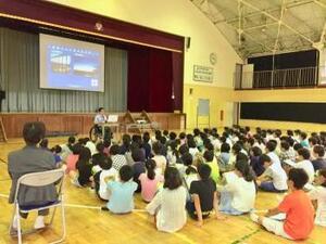 写真：福祉授業を聴く子供たち