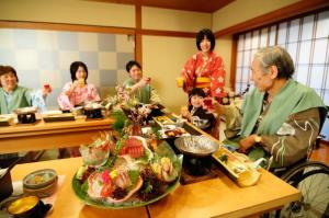 写真：車椅子のまま食事ができるテーブル