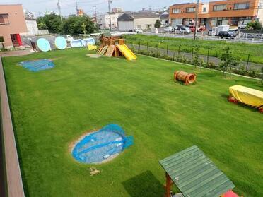 写真：県内保育園の園庭