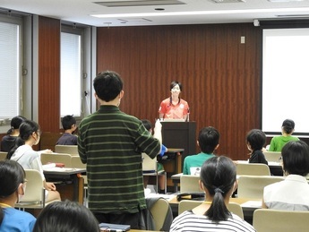 写真：渥美講師の講義の様子