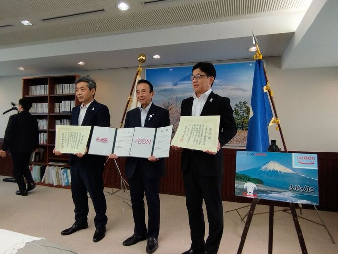 写真：贈呈式の様子