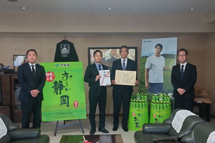 株式会社伊藤園様からの寄附金目録贈呈式の写真