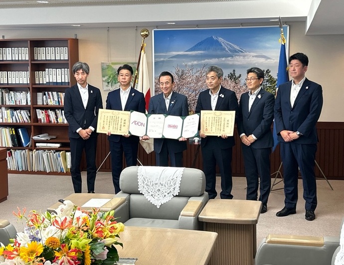 マックスバリュ東海株式会社及びイオンリテール株式会社からの寄附金目録贈呈式の写真