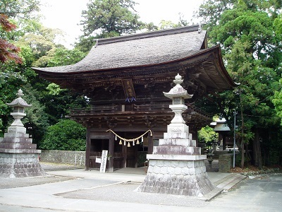 写真：府八幡宮楼門