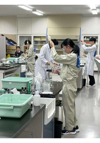 写真：化学分析　高校生1