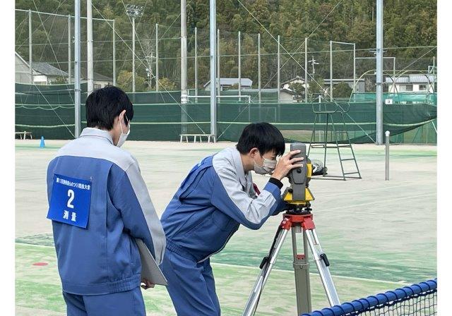 写真：測量　高校生1