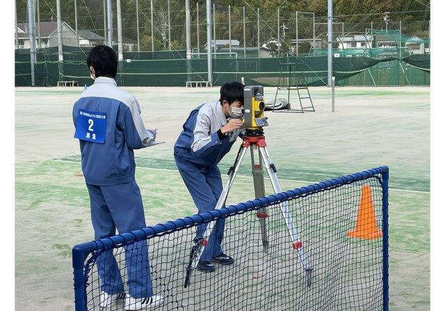 写真：測量　高校生2