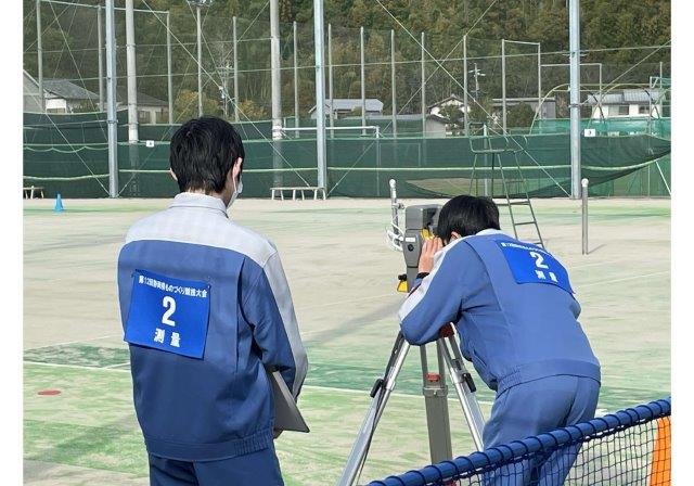 写真：測量　高校生3