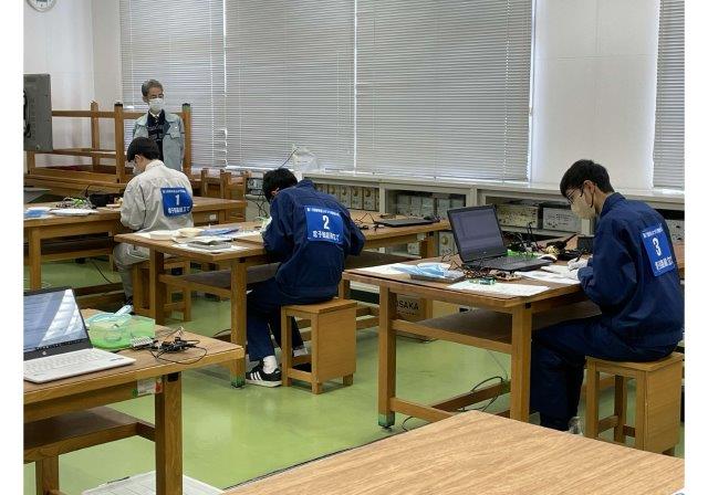 写真：電子回路組立て　高校生3