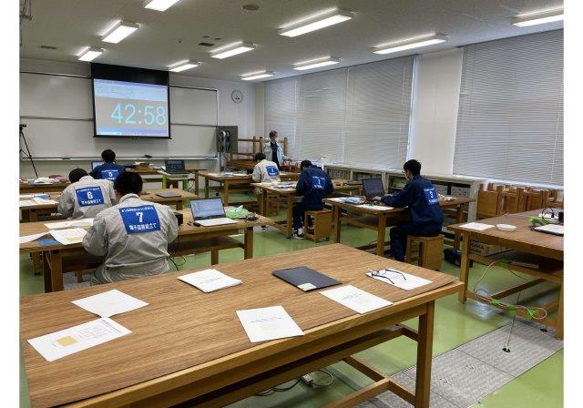 写真：電子回路組立て　高校生5