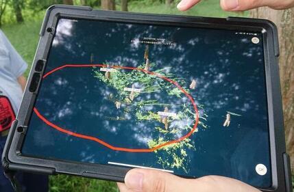 写真：タブレットを用いた森林管理