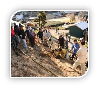 写真：地元民総出の植栽作業