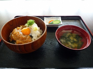 写真：沖あがり食堂いか様丼