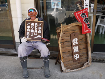 写真：沖あがり食堂人形