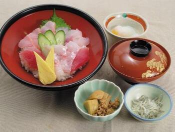 写真：金目三色丼