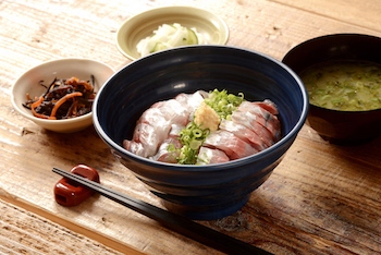 写真：二食感活あじ丼