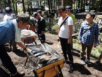 写真：屋外で魚を焼いている様子