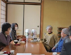 写真：食事する人々2