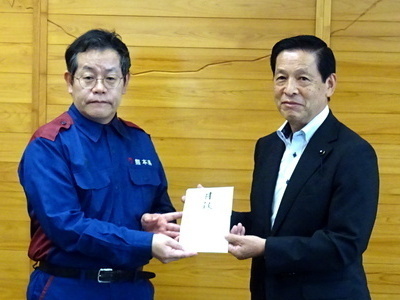 令和8年熊本地震災害見舞金の贈呈 贈呈写真
