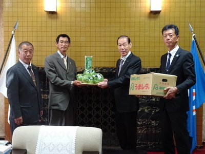 写真：241128 県レタス協議会 静岡レタス「うまレタ。」贈呈1