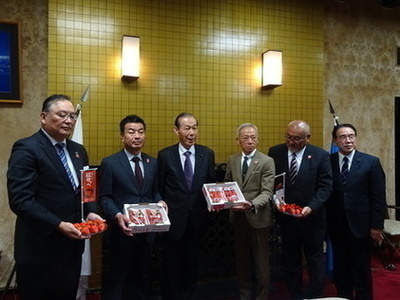 写真：241213 県いちご協議会によるいちご贈呈1