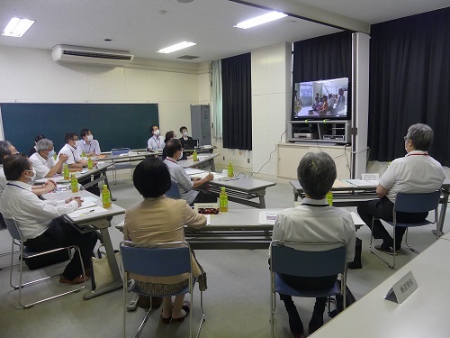 写真：学校概要説明の様子