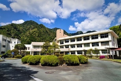 写真：静岡県立浜松湖北高等学校佐久間分校　外観