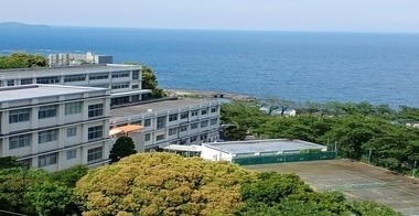 写真：静岡県立熱海高等学校　外観