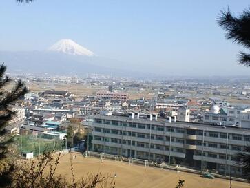 写真：静岡県立韮山高等学校　外観