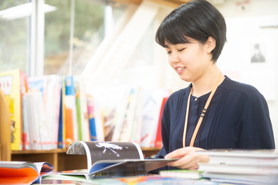 写真：資料の選書や購入