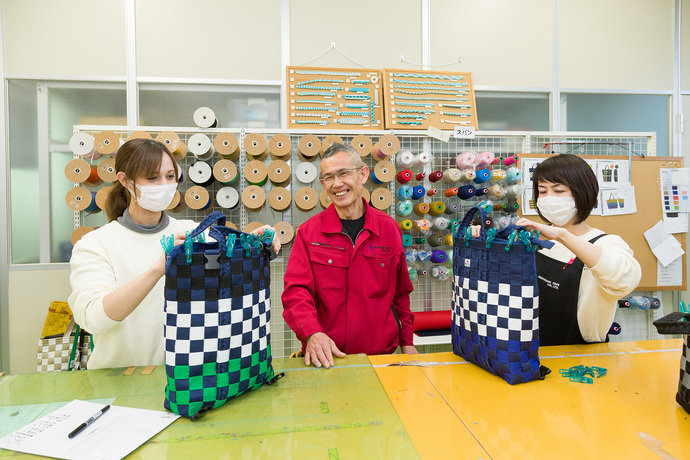 写真：本橋テープ株式会社の様子