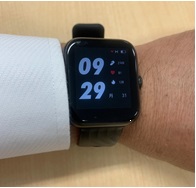 写真：腕に付けた状態のスマートウォッチ