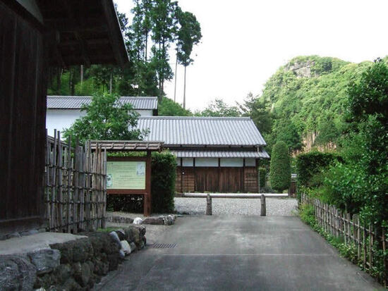 写真：内山真龍資料館と行者岩の風景写真