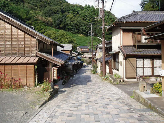 写真：明治のトンネルと宇津ノ谷の集落の風景写真