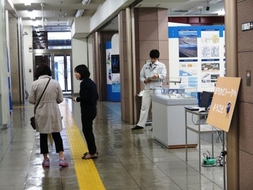 写真：沼津駅前まちかどトークの様子2