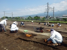 写真：移植ゴテやジョレンを使って手作業で調査