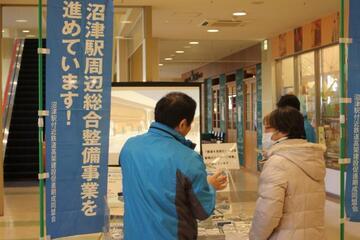 写真：沼津駅前まちかどトークの様子3